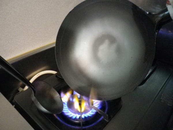 中華鍋を使用する前に、必ず“空焼き”を